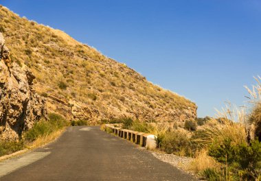 Ünlü t önde gelen dağlarda boş ve dar bir yol