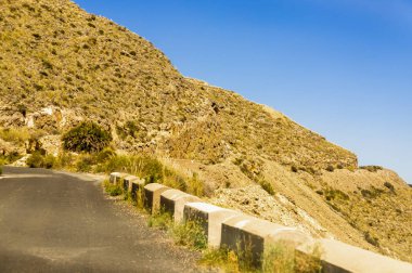 Ünlü t önde gelen dağlarda boş ve dar bir yol