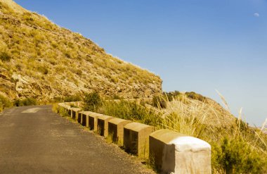 Ünlü t önde gelen dağlarda boş ve dar bir yol