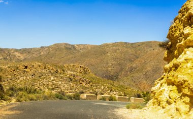 Ünlü t önde gelen dağlarda boş ve dar bir yol