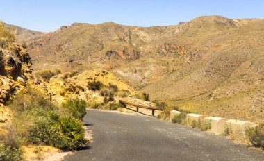 Ünlü t önde gelen dağlarda boş ve dar bir yol