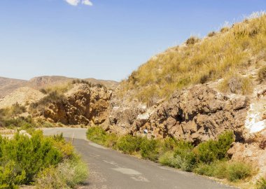 Ünlü t önde gelen dağlarda boş ve dar bir yol
