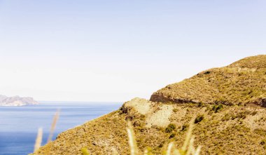 Ünlü t önde gelen dağlarda boş ve dar bir yol