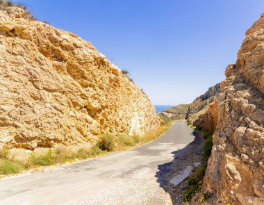 Ünlü t önde gelen dağlarda boş ve dar bir yol
