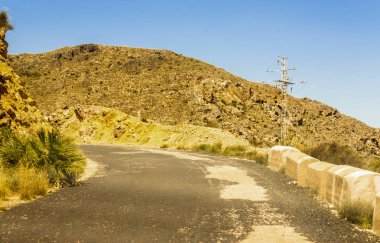 Ünlü t önde gelen dağlarda boş ve dar bir yol