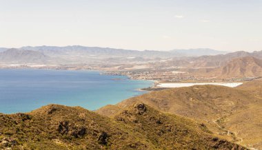 Ünlü t önde gelen dağlarda boş ve dar bir yol