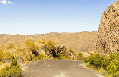 Ünlü t önde gelen dağlarda boş ve dar bir yol