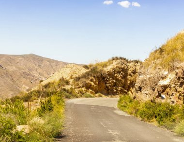 Ünlü t önde gelen dağlarda boş ve dar bir yol
