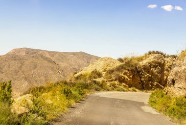 Ünlü t önde gelen dağlarda boş ve dar bir yol