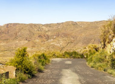 Ünlü t önde gelen dağlarda boş ve dar bir yol