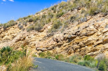 Ünlü t önde gelen dağlarda boş ve dar bir yol