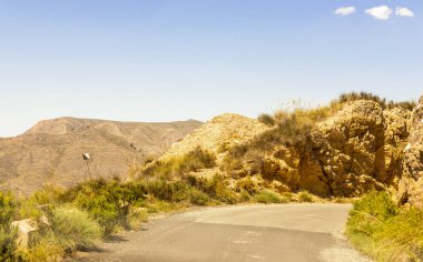 Ünlü t önde gelen dağlarda boş ve dar bir yol
