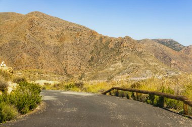 Ünlü t önde gelen dağlarda boş ve dar bir yol