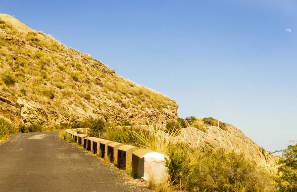 Ünlü t önde gelen dağlarda boş ve dar bir yol