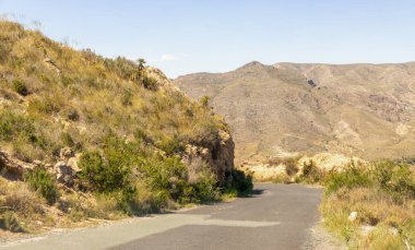 Ünlü t önde gelen dağlarda boş ve dar bir yol