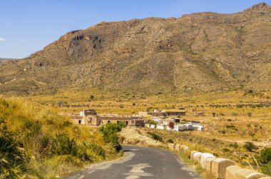 Ünlü t önde gelen dağlarda boş ve dar bir yol