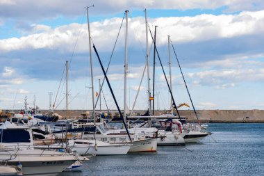 Garrucha, İspanya - 2 Şubat 2019 Marina Körfezi'nde lüks tekneler 