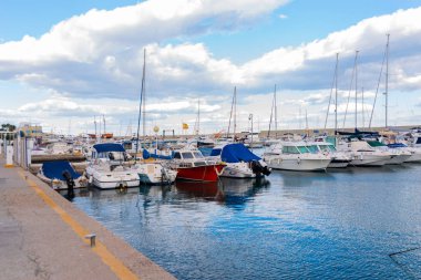 Garrucha, İspanya - 2 Şubat 2019 Marina Körfezi'nde lüks tekneler 