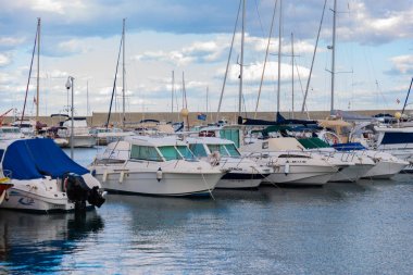 Garrucha, İspanya - 2 Şubat 2019 Marina Körfezi'nde lüks tekneler 