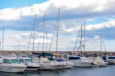 Garrucha, İspanya - 2 Şubat 2019 Marina Körfezi'nde lüks tekneler 