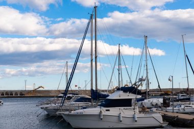 Garrucha, İspanya - 2 Şubat 2019 Marina Körfezi'nde lüks tekneler 