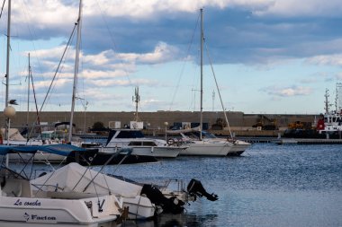 Garrucha, İspanya - 2 Şubat 2019 Marina Körfezi'nde lüks tekneler 