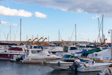 Garrucha, İspanya - 2 Şubat 2019 Marina Körfezi'nde lüks tekneler 