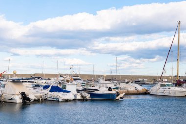 Garrucha, İspanya - 2 Şubat 2019 Marina Körfezi'nde lüks tekneler 