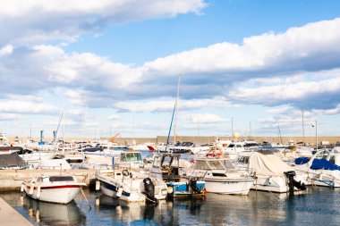 Garrucha, İspanya - 2 Şubat 2019 Marina Körfezi'nde lüks tekneler 