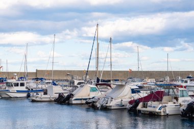 Garrucha, İspanya - 2 Şubat 2019 Marina Körfezi'nde lüks tekneler 