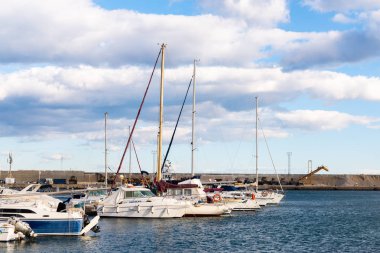Garrucha, İspanya - 2 Şubat 2019 Marina Körfezi'nde lüks tekneler 