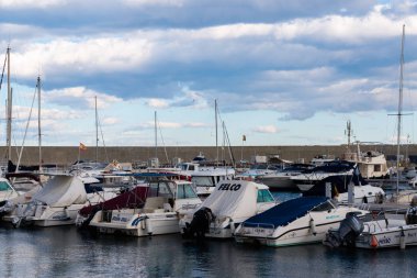 Garrucha, İspanya - 2 Şubat 2019 Marina Körfezi'nde lüks tekneler 