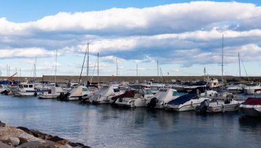 Garrucha, İspanya - 2 Şubat 2019 Marina Körfezi'nde lüks tekneler 