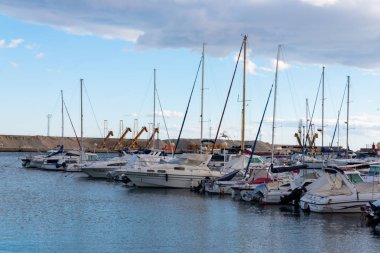 Garrucha, İspanya - 2 Şubat 2019 Marina Körfezi'nde lüks tekneler 