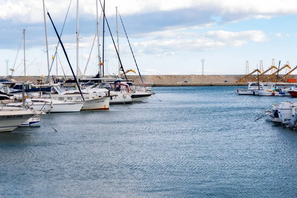 GARRUCHA, ESPANHA - FEVEREIRO 2, 2019 Barcos de luxo na baía da marina — Fotografia de Stock
