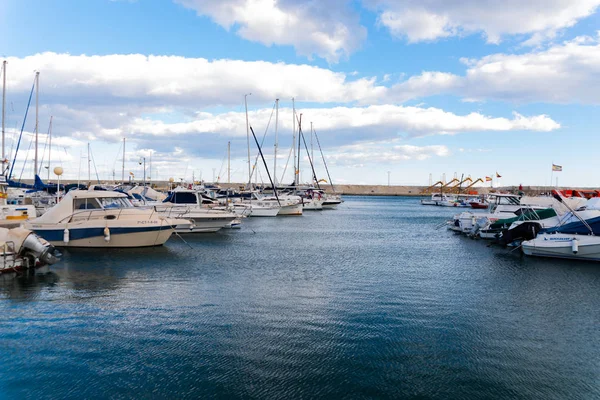 Garrucha, İspanya - 2 Şubat 2019 Marina Körfezi'nde lüks tekneler — Stok fotoğraf