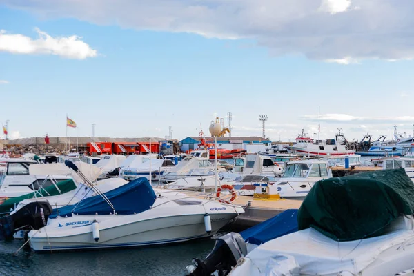 加鲁查， 西班牙 - 2019年2月2日 码头海湾豪华游艇 — 图库照片