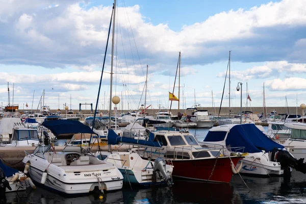 GARRUCHA, ESPANHA - FEVEREIRO 2, 2019 Barcos de luxo na baía da marina — Fotografia de Stock