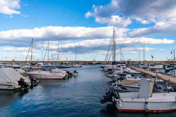 GARRUCHA, ESPANHA - FEVEREIRO 2, 2019 Barcos de luxo na baía da marina — Fotografia de Stock