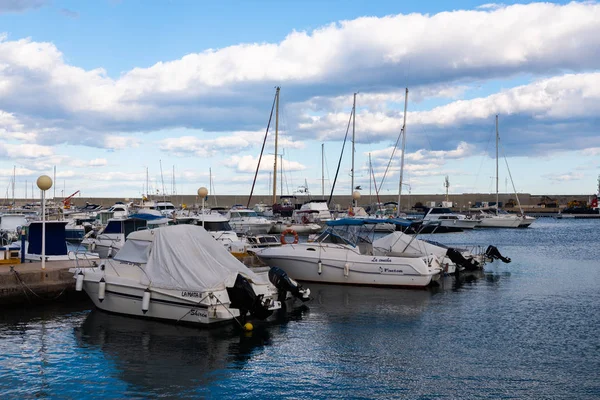 GARRUCHA, ESPANHA - FEVEREIRO 2, 2019 Barcos de luxo na baía da marina — Fotografia de Stock