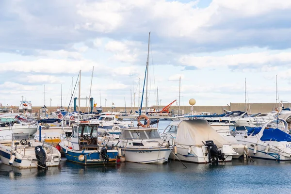 Garrucha, Spanje-2 februari 2019 luxe boten in Marina Bay — Stockfoto