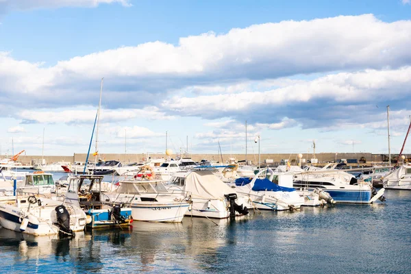 GARRUCHA, ESPANHA - FEVEREIRO 2, 2019 Barcos de luxo na baía da marina — Fotografia de Stock