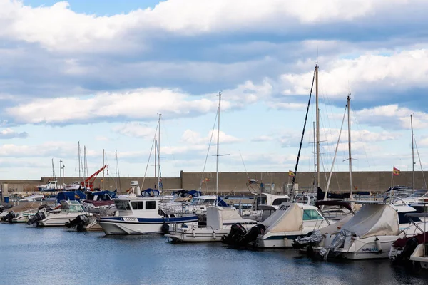 GARRUCHA, ESPAGNE - 2 FÉVRIER 2019 Bateaux de luxe dans la baie de la marina — Photo