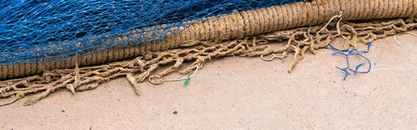Industrielle Fischereiausrüstung Fischernetze und Angelschnüre liegen auf — Stockfoto