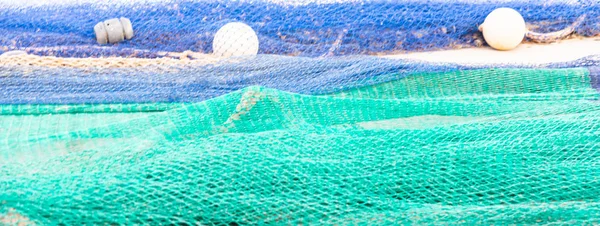 Рыболовные сети и рыболовные линии, лежащие на — стоковое фото