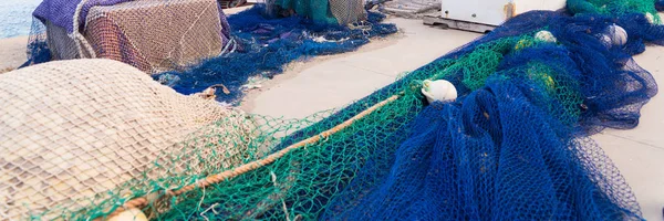 Attrezzatura da pesca industriale reti da pesca e lenze da pesca sdraiato su — Foto Stock