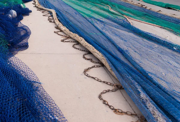 Przemysłowe sprzęt wędkarski fishnets i linie rybackie leżące na — Zdjęcie stockowe