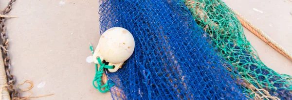 産業用漁業機器フィッシュネットと釣り糸が横たわっている — ストック写真
