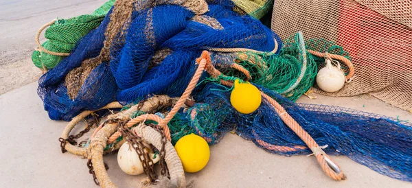 Equipamentos de pesca industrial Fishnets e linhas de pesca que se encontram em — Fotografia de Stock