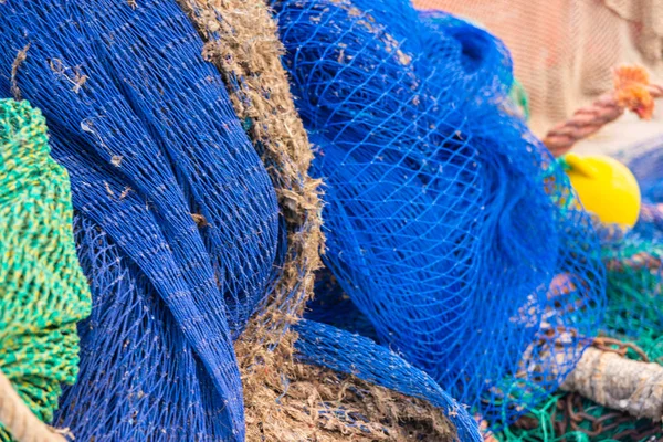 Equipamentos de pesca industrial Fishnets e linhas de pesca que se encontram em — Fotografia de Stock